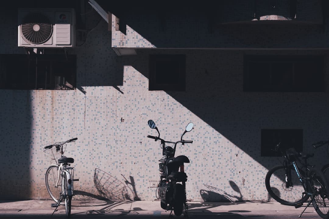 Vélos et trottinette garés contre un mur — assurance mobilité douce