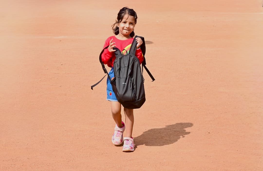 Jeune enfant avec un sac à dos qui part à l'école